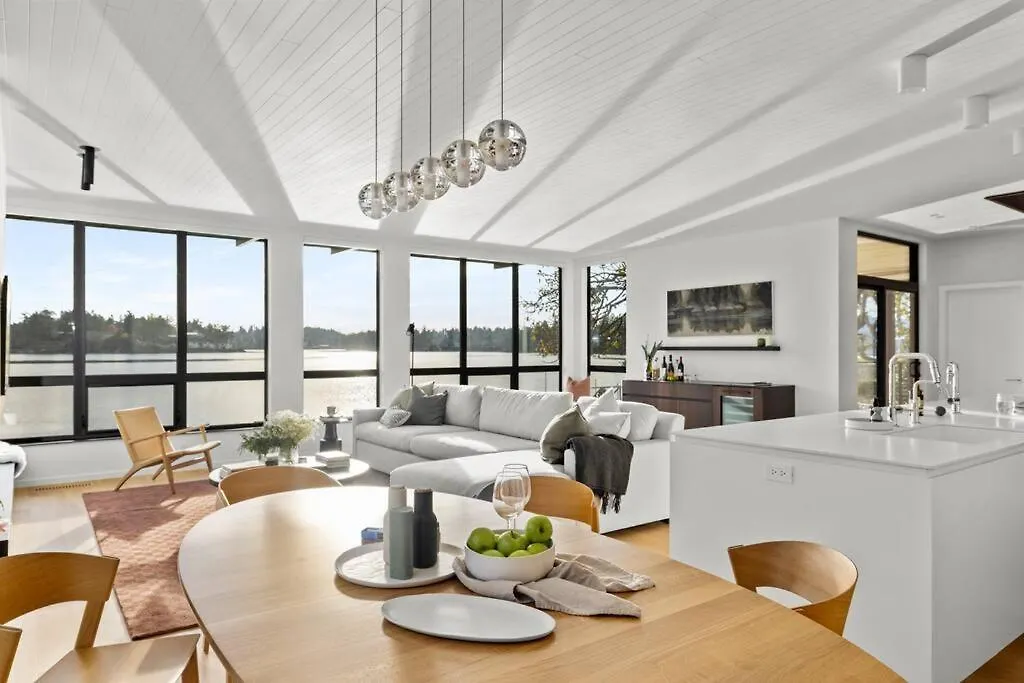 Oakmere House On Portage Inlet의 연락처